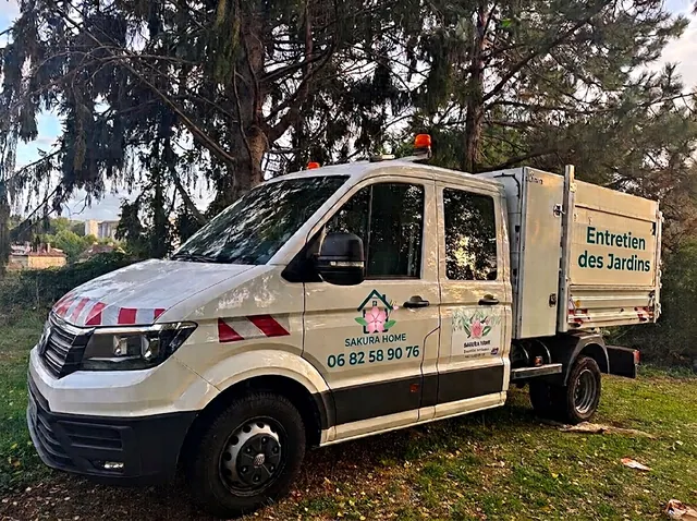 Le camion benne Sakura Home « Entretien des jardins »