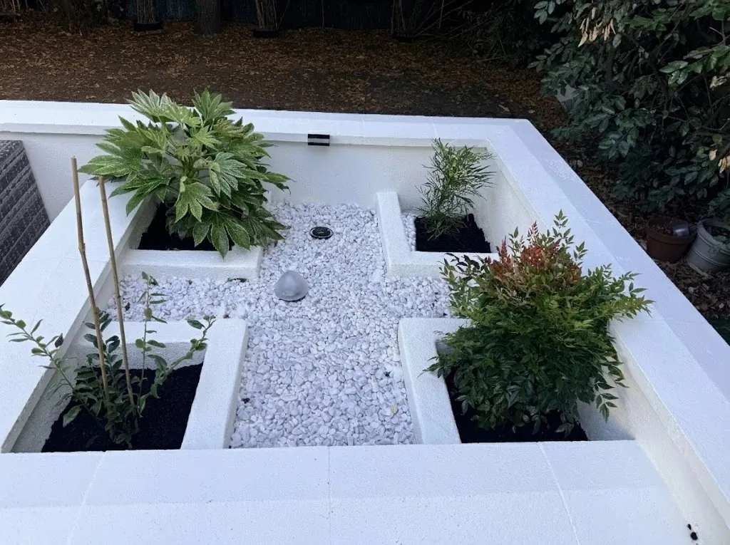 Massif en bacs blancs replanté de plantes d'ombre par l'équipe Sakura Home
