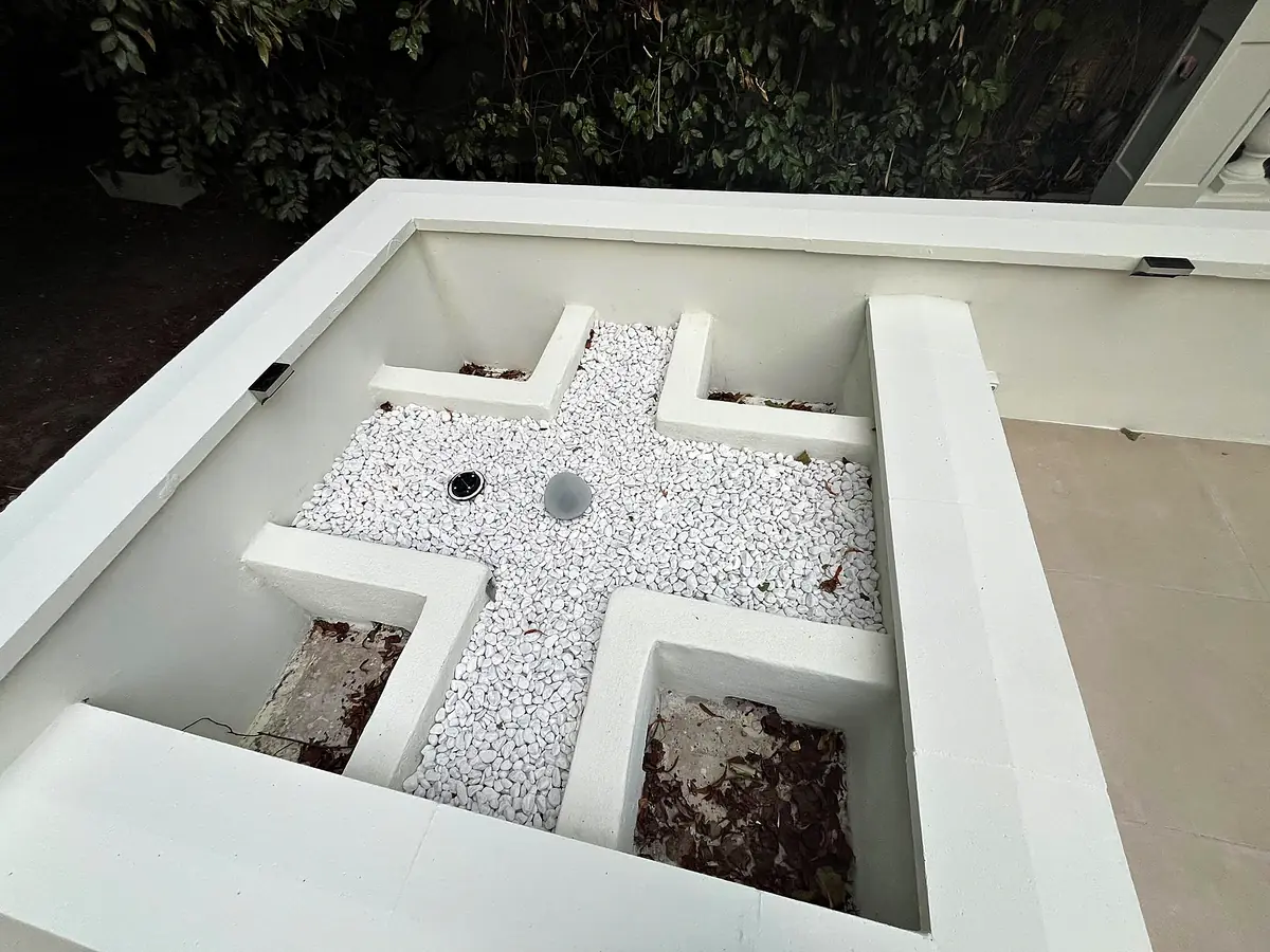 Massif préparé avant la plantation par l'équipe Sakura Home