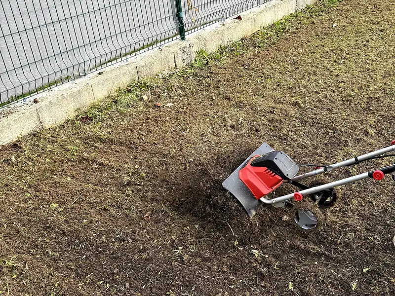 Préparation du sol à la motobineuse avant un semis de gazon
