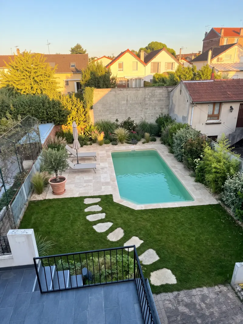 Simulation de la proposition 2 : piscine en pierre claire, graminées, olivier en pot, haie libre