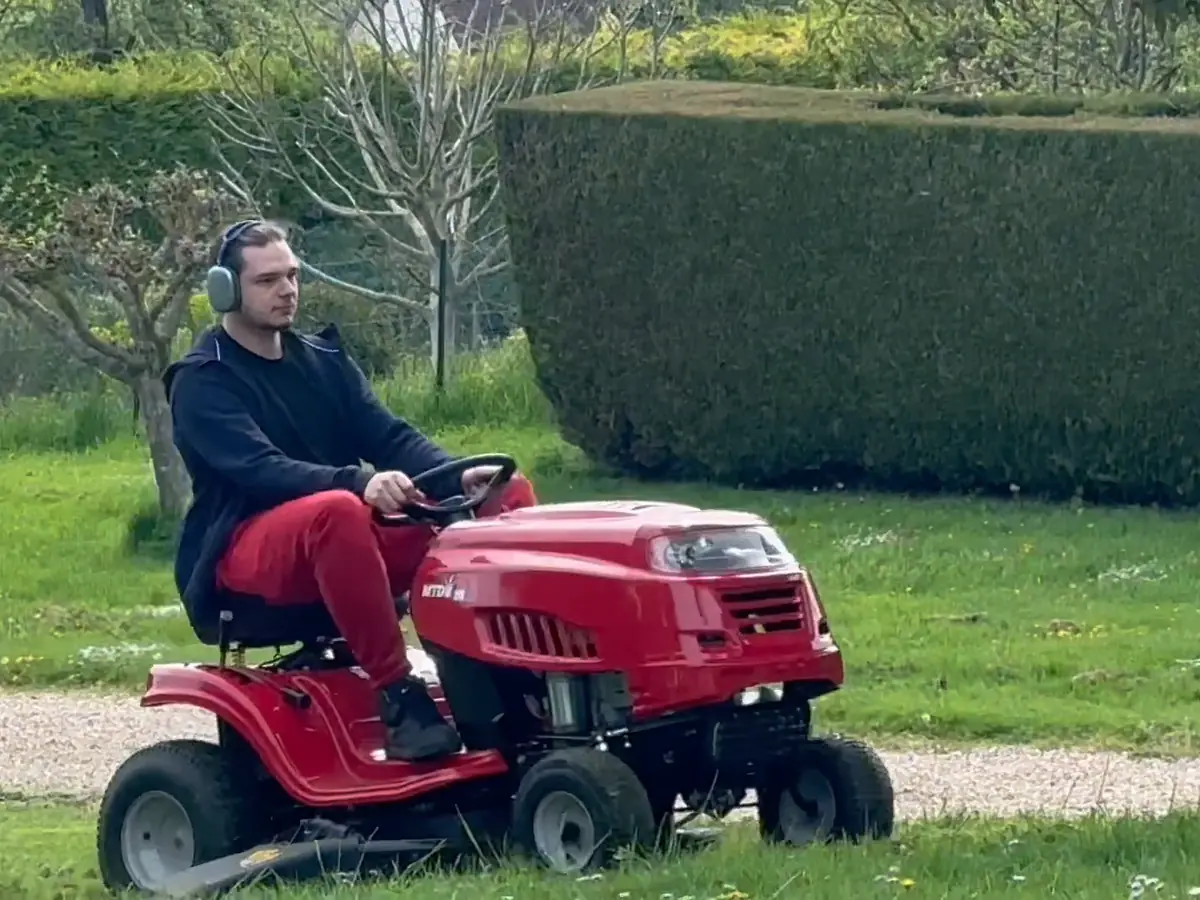 Tonte d'une grande pelouse à la tondeuse autoportée par l'équipe Sakura Home