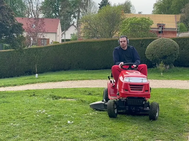 Tonte d'un grand jardin à la tondeuse autoportée