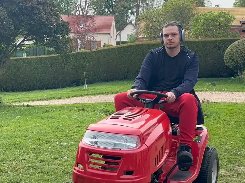 Tonte d'un grand jardin à la tondeuse autoportée par l'équipe Sakura Home